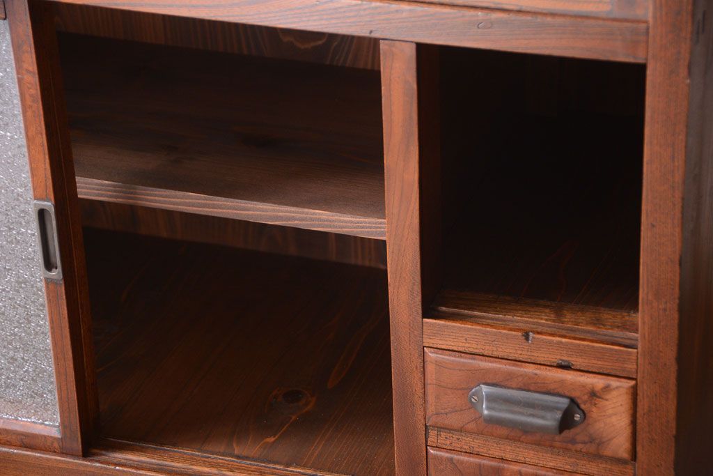 アンティーク家具　和製アンティーク　ダイヤガラス入り!前面欅材の引き戸収納棚