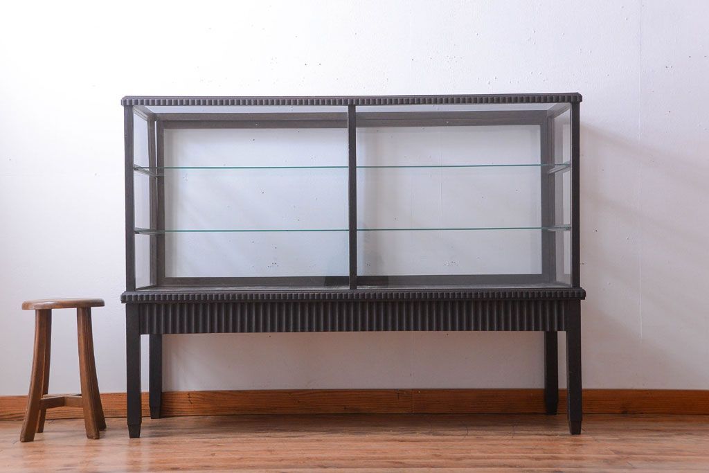 アンティーク家具　大正ロマン　デザインが魅力的な脚付きガラスケース