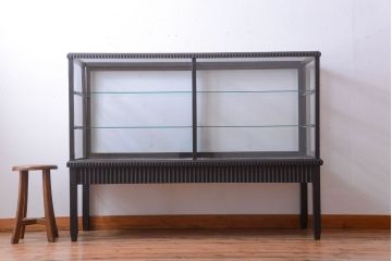 アンティーク家具　大正ロマン　デザインが魅力的な脚付きガラスケース