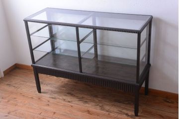 アンティーク家具　大正ロマン　デザインが魅力的な脚付きガラスケース