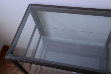 アンティーク家具　大正ロマン　デザインが魅力的な脚付きガラスケース