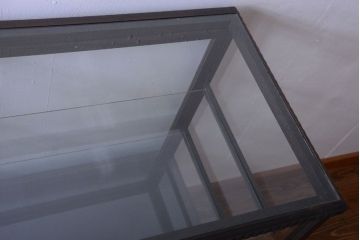 アンティーク家具　大正ロマン　デザインが魅力的な脚付きガラスケース