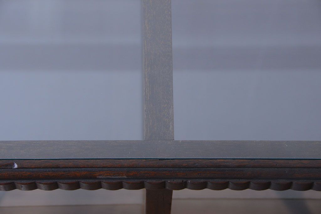 アンティーク家具　大正ロマン　デザインが魅力的な脚付きガラスケース