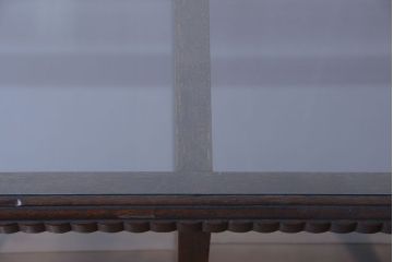 アンティーク家具　大正ロマン　デザインが魅力的な脚付きガラスケース