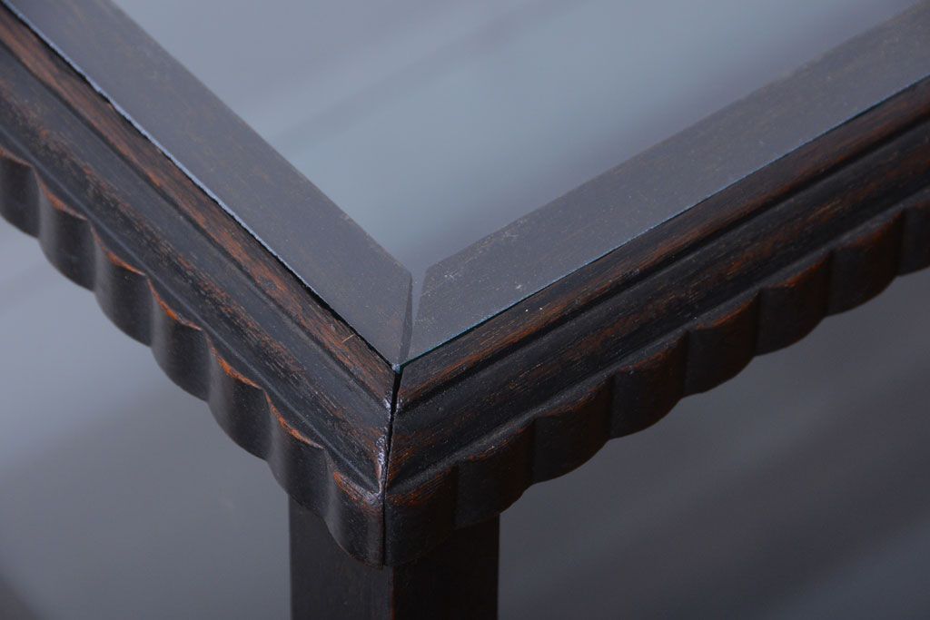 アンティーク家具　大正ロマン　デザインが魅力的な脚付きガラスケース