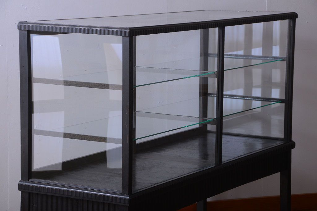 アンティーク家具　大正ロマン　デザインが魅力的な脚付きガラスケース