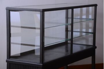 アンティーク家具　大正ロマン　デザインが魅力的な脚付きガラスケース
