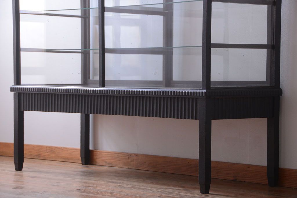 アンティーク家具　大正ロマン　デザインが魅力的な脚付きガラスケース