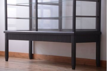 アンティーク家具　大正ロマン　デザインが魅力的な脚付きガラスケース