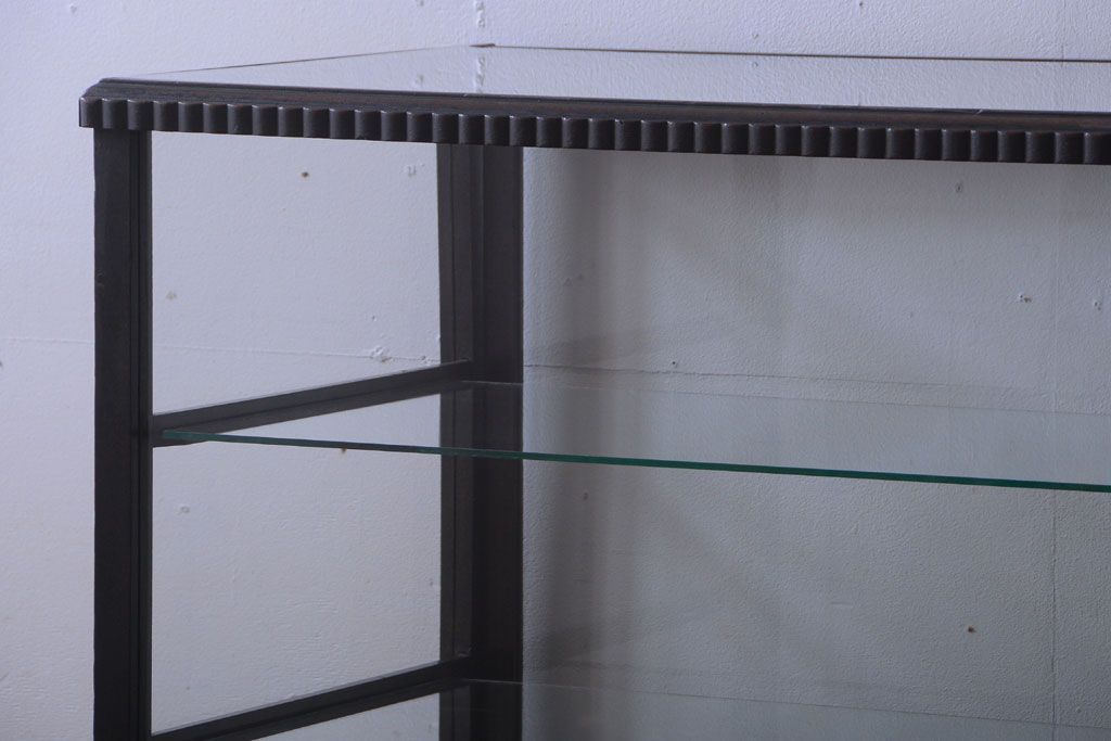 アンティーク家具　大正ロマン　デザインが魅力的な脚付きガラスケース