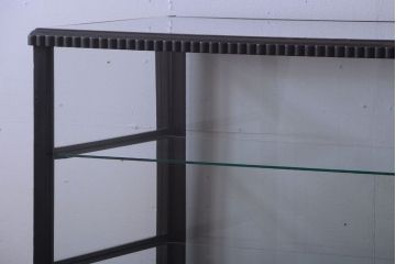 アンティーク家具　大正ロマン　デザインが魅力的な脚付きガラスケース