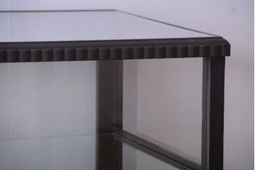 アンティーク家具　大正ロマン　デザインが魅力的な脚付きガラスケース