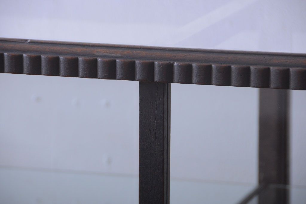 アンティーク家具　大正ロマン　デザインが魅力的な脚付きガラスケース