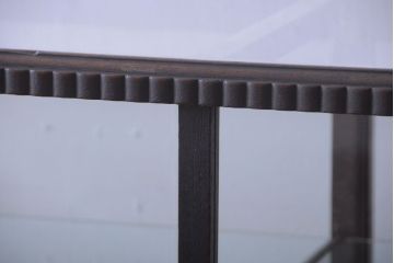 アンティーク家具　大正ロマン　デザインが魅力的な脚付きガラスケース