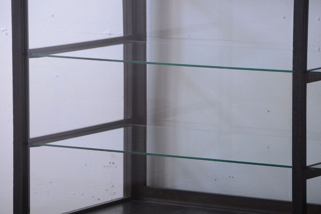 アンティーク家具　大正ロマン　デザインが魅力的な脚付きガラスケース