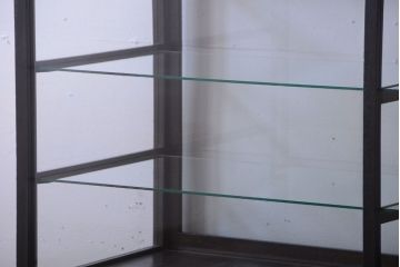 アンティーク家具　大正ロマン　デザインが魅力的な脚付きガラスケース