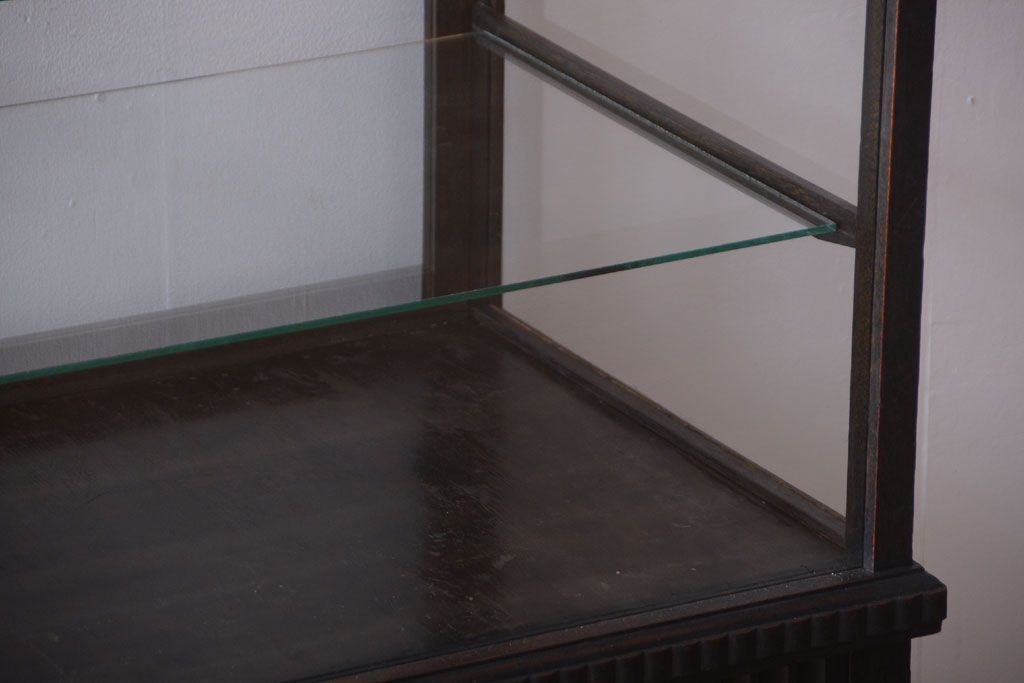 アンティーク家具　大正ロマン　デザインが魅力的な脚付きガラスケース