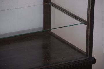 アンティーク家具　大正ロマン　デザインが魅力的な脚付きガラスケース