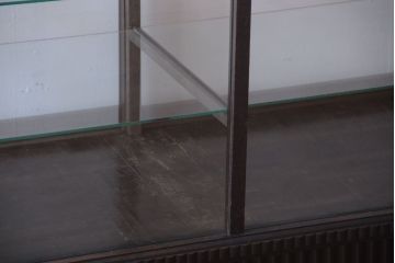 アンティーク家具　大正ロマン　デザインが魅力的な脚付きガラスケース