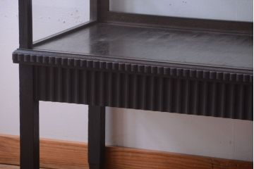 アンティーク家具　大正ロマン　デザインが魅力的な脚付きガラスケース