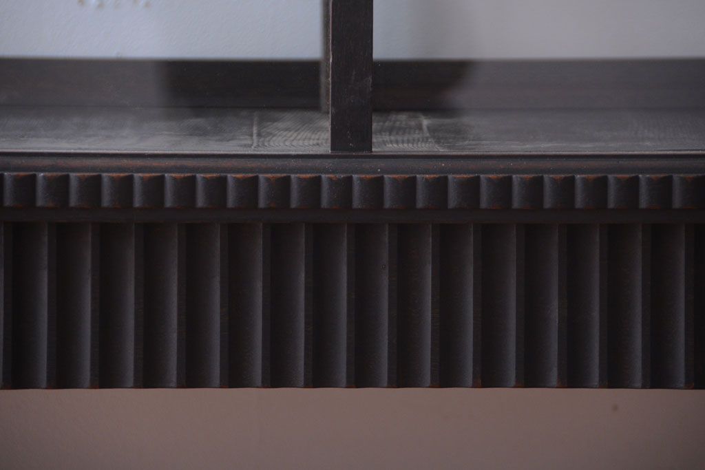 アンティーク家具　大正ロマン　デザインが魅力的な脚付きガラスケース