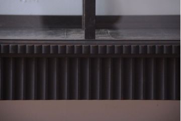 アンティーク家具　大正ロマン　デザインが魅力的な脚付きガラスケース