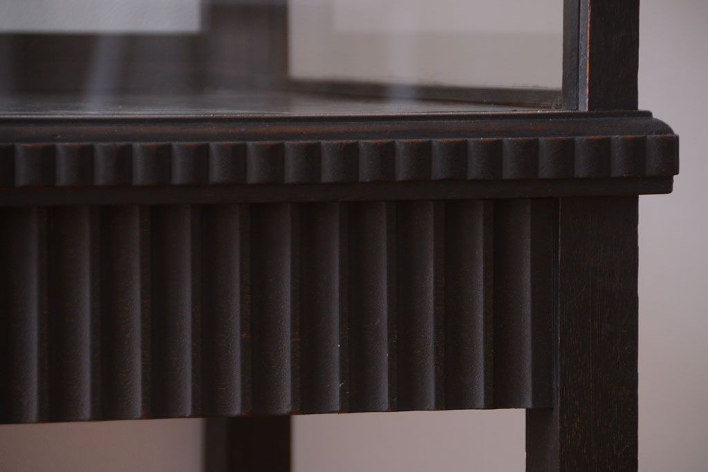 アンティーク家具　大正ロマン　デザインが魅力的な脚付きガラスケース