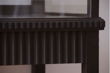 アンティーク家具　大正ロマン　デザインが魅力的な脚付きガラスケース