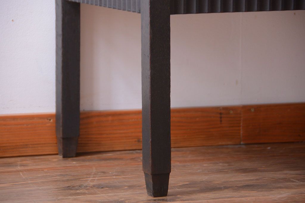 アンティーク家具　大正ロマン　デザインが魅力的な脚付きガラスケース