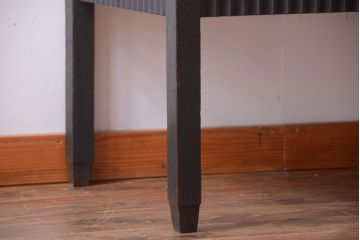 アンティーク家具　大正ロマン　デザインが魅力的な脚付きガラスケース