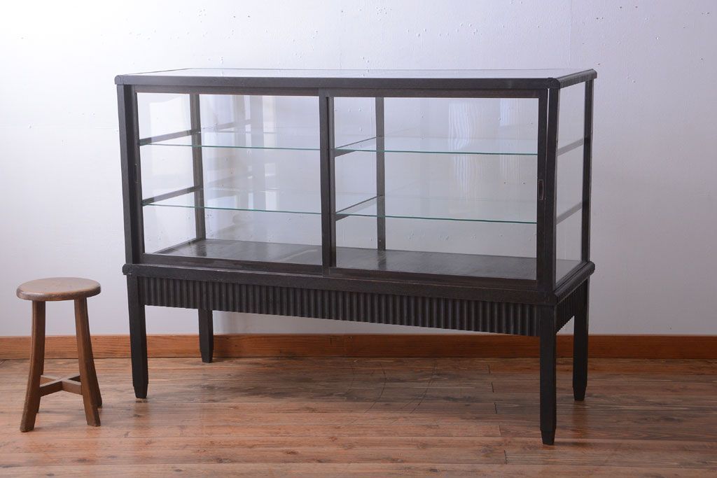アンティーク家具　大正ロマン　デザインが魅力的な脚付きガラスケース