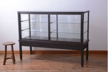 アンティーク家具　大正ロマン　デザインが魅力的な脚付きガラスケース