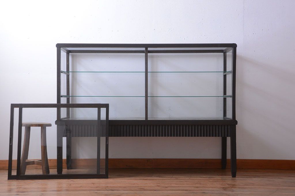 アンティーク家具　大正ロマン　デザインが魅力的な脚付きガラスケース