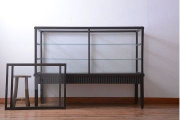 アンティーク家具　大正ロマン　デザインが魅力的な脚付きガラスケース