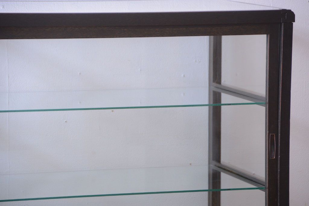 アンティーク家具　大正ロマン　デザインが魅力的な脚付きガラスケース