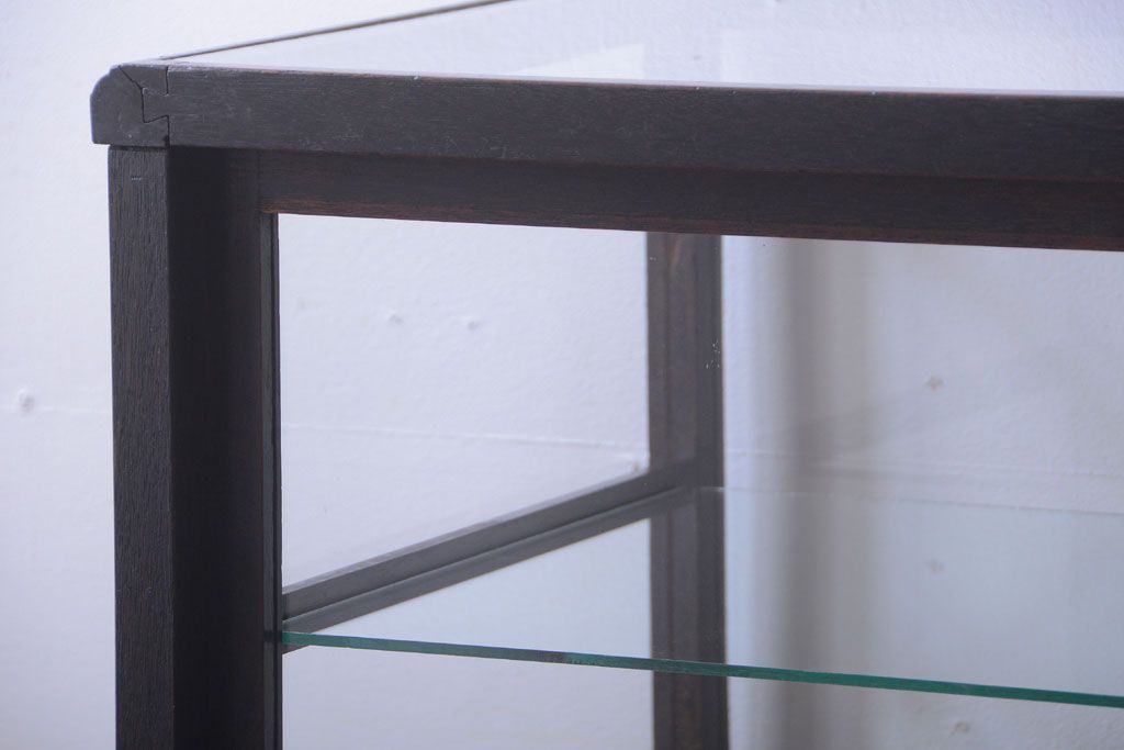 アンティーク家具　大正ロマン　デザインが魅力的な脚付きガラスケース