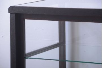 アンティーク家具　大正ロマン　デザインが魅力的な脚付きガラスケース