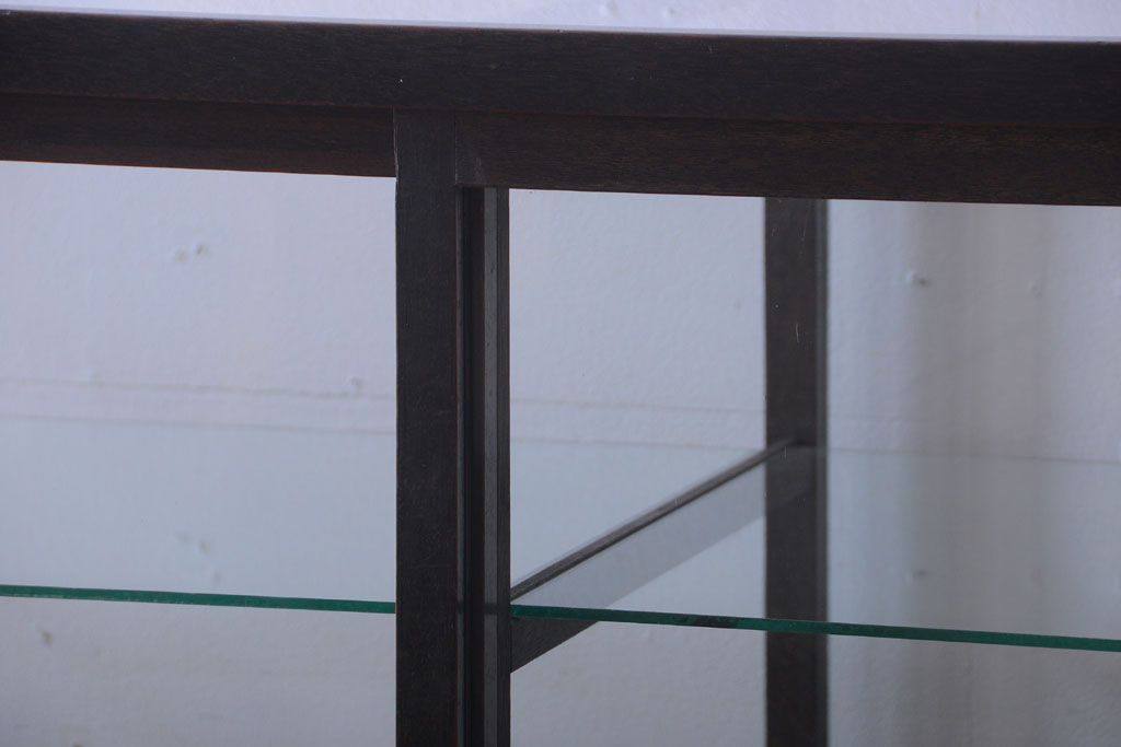 アンティーク家具　大正ロマン　デザインが魅力的な脚付きガラスケース