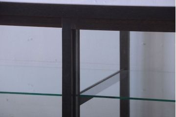 アンティーク家具　大正ロマン　デザインが魅力的な脚付きガラスケース