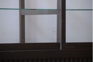 アンティーク家具　大正ロマン　デザインが魅力的な脚付きガラスケース