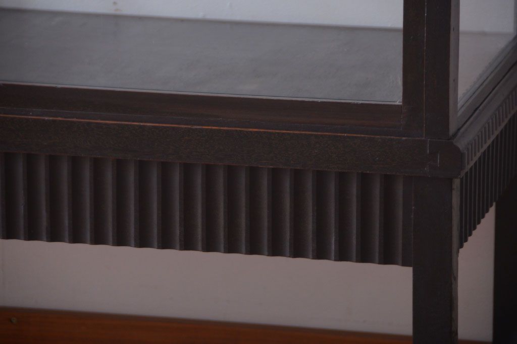 アンティーク家具　大正ロマン　デザインが魅力的な脚付きガラスケース