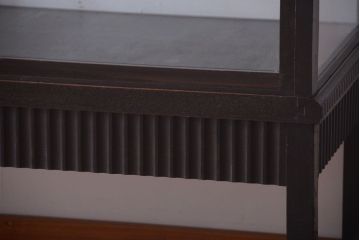 アンティーク家具　大正ロマン　デザインが魅力的な脚付きガラスケース