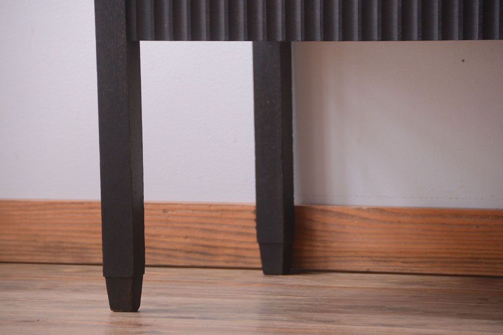 アンティーク家具　大正ロマン　デザインが魅力的な脚付きガラスケース