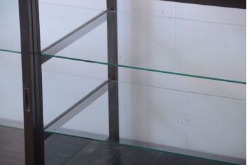 アンティーク家具　大正ロマン　デザインが魅力的な脚付きガラスケース