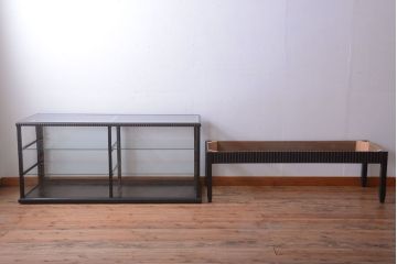 アンティーク家具　大正ロマン　デザインが魅力的な脚付きガラスケース