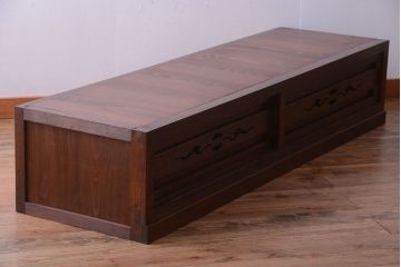 アンティーク家具　古民具・骨董　透かし彫りが上品な水屋箪笥ローボード(リビングボード、テレビボード、テレビ台、キャビネット、収納棚)