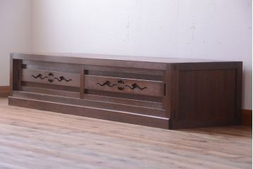 アンティーク家具　古民具・骨董　透かし彫りが上品な水屋箪笥ローボード(リビングボード、テレビボード、テレビ台、キャビネット、収納棚)