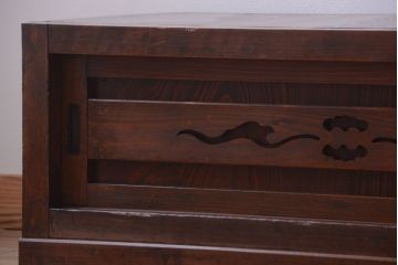 アンティーク家具　古民具・骨董　透かし彫りが上品な水屋箪笥ローボード(リビングボード、テレビボード、テレビ台、キャビネット、収納棚)