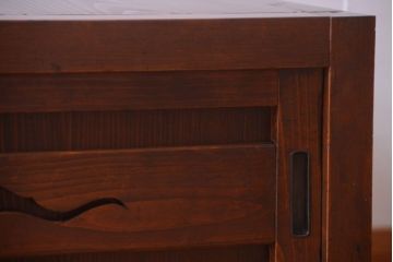 アンティーク家具　古民具・骨董　透かし彫りが上品な水屋箪笥ローボード(リビングボード、テレビボード、テレビ台、キャビネット、収納棚)