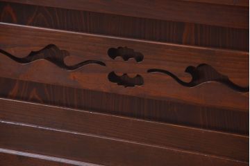 アンティーク家具　古民具・骨董　透かし彫りが上品な水屋箪笥ローボード(リビングボード、テレビボード、テレビ台、キャビネット、収納棚)